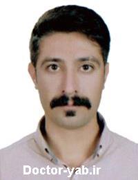 دکتر رامین نشسته